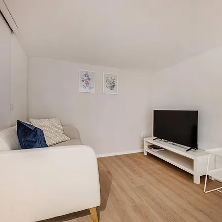 아파트 2 Bedroom Large Kitchen Flat On M1 Metro