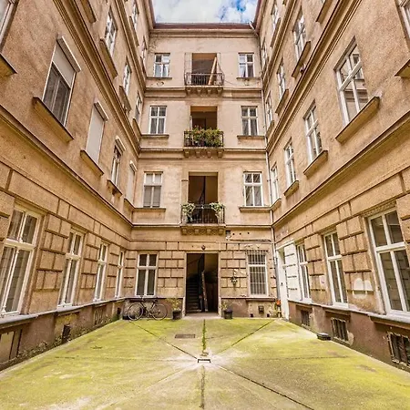 2 Bedroom Large Kitchen Flat On M1 Metro
