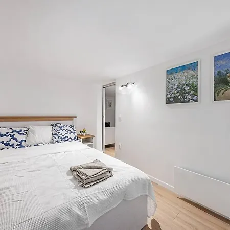 아파트 2 Bedroom Large Kitchen Flat On M1 Metro *