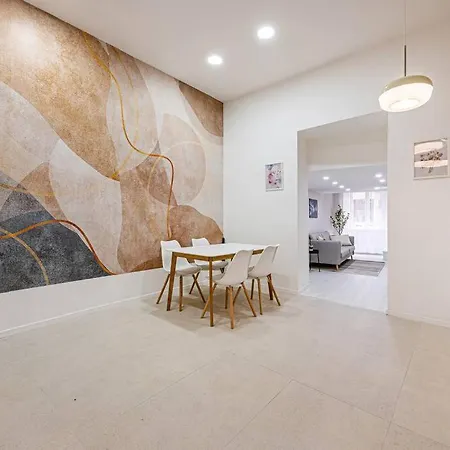 2 Bedroom Large Kitchen Flat On M1 Metro 아파트 부다페스트
