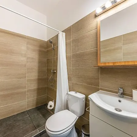 2 Bedroom Large Kitchen Flat On M1 Metro *