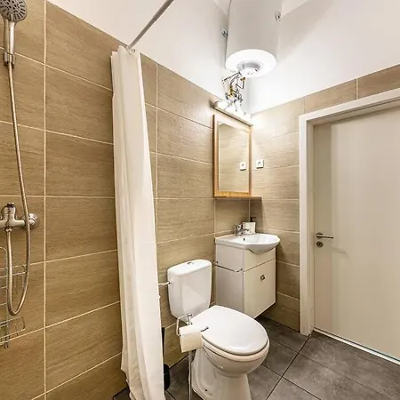 2 Bedroom Large Kitchen Flat On M1 Metro 부다페스트