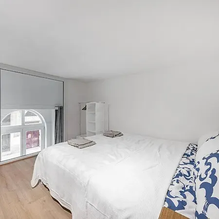 2 Bedroom Large Kitchen Flat On M1 Metro 부다페스트