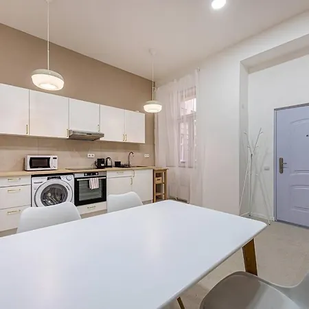 2 Bedroom Large Kitchen Flat On M1 Metro