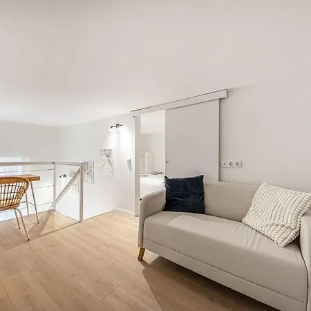 2 Bedroom Large Kitchen Flat On M1 Metro 아파트 *