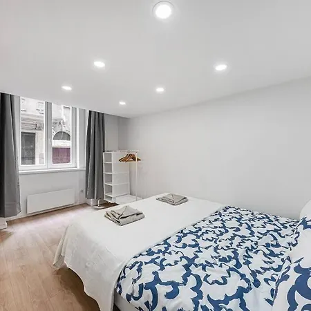 2 Bedroom Large Kitchen Flat On M1 Metro Appartamento *