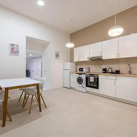 2 Bedroom Large Kitchen Flat On M1 Metro Appartamento Budapest