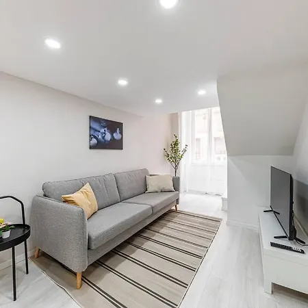 2 Bedroom Large Kitchen Flat On M1 Metro *