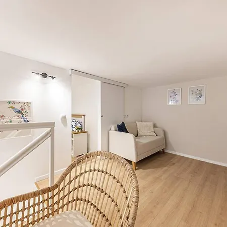 Apartment 2 Bedroom Large Kitchen Flat On M1 Metro Budapest